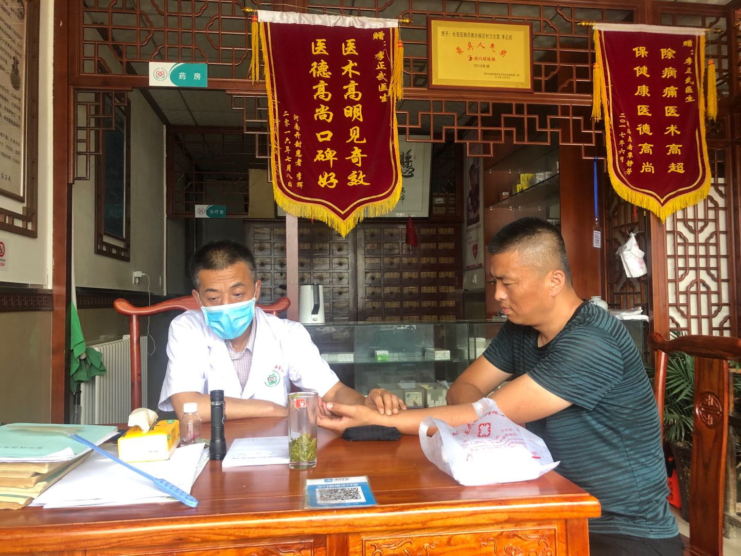 李正武医师为患者诊疗